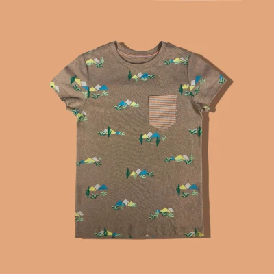 Camiseta infantil pequena com flor quebrada e bolso puro